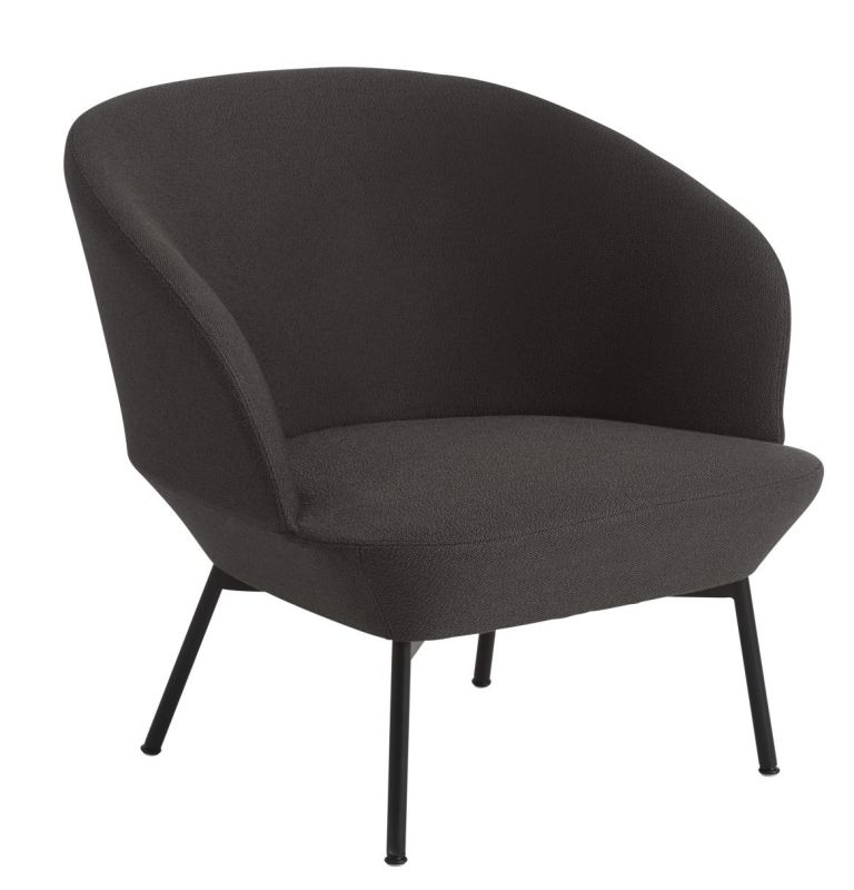 Grauer Muuto Oslo Lounge Chair Sessel mit schwarzen Metallbeinen, modernes Design für Wohnzimmer.